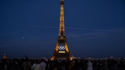 Bild: Aurelien Morissard/AP/dpa
Die olympischen Ringe sind auf dem Eiffelturm in Paris zu sehen.