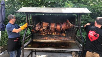 Archivbild: Tobias Gräf
Das gegrillte Spanferkel am Sonntagmittag ist der kulinarische Höhepunkt bei der Heimkirwa von DPSG und GSG in Sulzbach-Rosenberg.