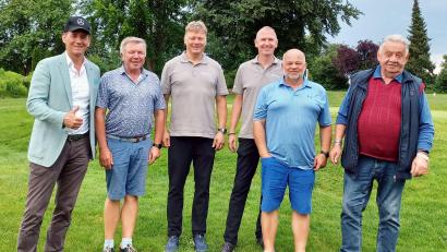 Bild: lst/exb
Spielleiter Reinhold Scharl rechts), Präsident Harald Thies (Zweiter von links) und Andreas Westphal (links) vom Autohaus „Stern-Center“ zeichneten die Sieger des zweiten „After-Work“-Golf-Cups aus.
