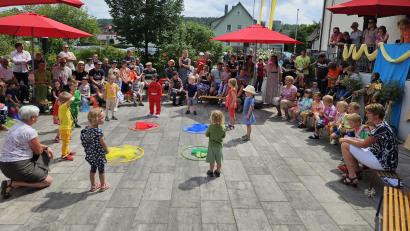 Bild: ric
Die Kindergartenkinder veranschaulichten mit Tänzen und Gesängen die Buntheit der Welt.