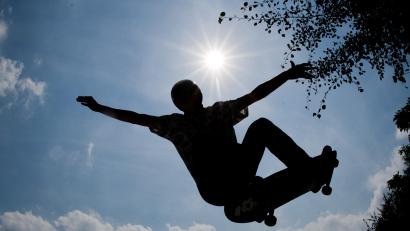 Symbolbild: Julian Stratenschulte/dpa
Ein grenzüberschreitendes Bike- und Skate-Festival organisiert die Skate-und-Bike-Crew Waldsassen in Zusammenarbeit mit dem Jugendmedienzentrum T1 und weiteren Kooperationspartnern von Freitag bis Sonntag in Waldsassen und in Cheb/Eger.