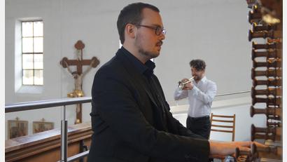 Bild: wel
Lukas Euler an der Orgel und Samuel Walter mit Trompete überzeugen das Publikum in ihrem Konzert "Barocke Größen".