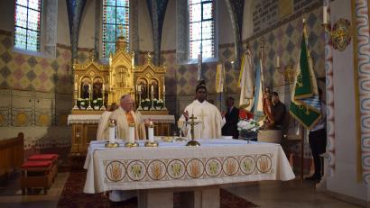Bild: bnr
In Konzelebration feiern Zentralpräsens Pater Josef Schwemmer und der neue Ortsgeistliche, Pater Savari, den Festgottesdienst der MMC Weidenthal.
