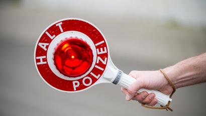Symbolbild: Oliver Dietze /dpa
Polizisten haben in Weiden einen 23-jährigen Autofahrer ohne Führerschein erwischt.