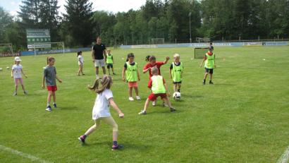 Bild: knh
Unter Anleitung von ausgebildeten Fußballlehrern erhielten die Mädchen und Buben erste Anleitungen im fußballerischen Umgang mit dem Ball und zeigten erste technische Finessen.