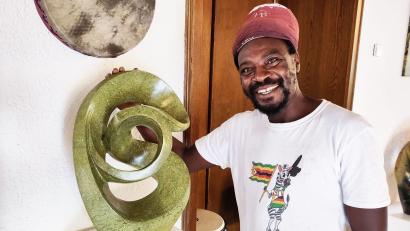 Bild: Hans Yberle/exb
Der Steinkünstler Benjamin Musendami aus Simbabwe präsentiert mit der Künstlergruppe „Kunterbunten Kastler Kunst“ seine Werke im Landkreis Cultur Centrum LCC in Sulzbach-Rosenberg.