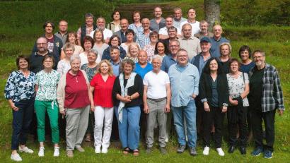 Bild: Karin Ockl/exb
Zum Treffen des Schülerjahrgangs 1963/1964 in Bärnau gesellten sich auch zwei ehemalige Lehrkräfte, Dietlinde Rahm (vordere Reihe, Dritte von links) und Franz Heinrich (erste Reihe, rechts).