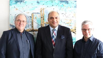 Bild: Klinikum Fichtelgebirge/exb
Professor Dr. Abdelrehim Nour-Eldin (Mitte) ist neuer Chefarzt im Klinikum Fichtelgebirge. Mit im Bild Vorstand Alexander Meyer (links) und Personalvorstand Roland Janke (rechts).