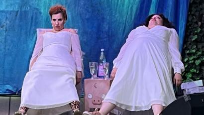 Bild: uz
Claudia Schuma und Irene Weber von der "Puderdose" begeistern das Publikum im Kulturbahnhof in Weiden.