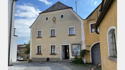 Bild: ihl
Das Anwesen Oberer Markt 14, einst das Wirtshaus "Zum Goldenen Löwen", und dessen Geschichte beleuchtet eine Ausstellung in der dahinter liegenden Remise.