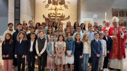 Bild: Pfarrei Kümmersbruck/exb
37 junge Christen empfangen in der Pfarrkirche St. Wolfgang in Kümmersbruck das Sakrament der Firmung.