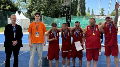 Bild: Jörg Beer
Die Basketballer der Lebenshilfe Amberg-Sulzbach gewannen in Berlin das 3x3-Turnier bei den 1. Offenen Deutschen Meisterschaften. Stefan Schenck (links), der Vorsitzende des Sportclubs Lebenshilfe Berlin, und Organisator Paul Stegmann (Zweiter von links) überreichten die Medaillen an (von links) Sandro Lobenhofer, Michael Hofmann, Florian Bösl, Marco Klein und Josef Dobmeier.