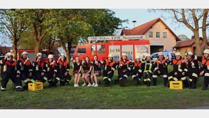 Bild: lg
Die Jubiläumswehr lädt vor einem stilisierten Feuerwehrauto am Dorfplatz von Nunzenried zum 150-jährigen Gründungsfest ein.