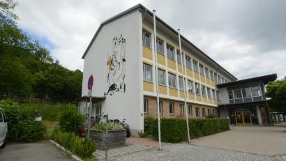 Bild: bey
An dieser Giebelseite soll der Anbau für die Mittagsbetreuung angesetzt werden. Das Bild an der Giebelwand geht mit dem Anbau verloren .