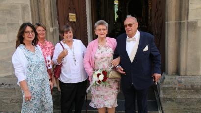 Bild: sne
Erwin und Paula Lang feiern in Grafenwöhr ihre Eiserne Hochzeit. Die Töchter Petra und Monika (von links) sowie Paulas Schwester Gunda freuen sich mit ihnen.