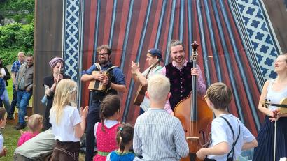 Bild: Anke Schwemin/exb
Das Kindermitmachkonzert bringt beim Zwiefachentag in Schwandorf frische Volksmusik in den Stadtpark.