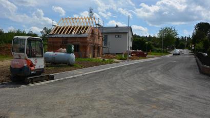 Bild: jr
Fast abgeschlossen sind die Arbeiten am Baugebiet „Am Mühlweg“ in Pechbrunn. Ein Haus wird bereits bewohnt, eines befindet sich im Bau. Auf einer anderen Parzelle sollen bald der Hausbau beginnen.