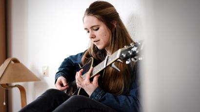 Bild: exb
Die 19-jährige Ronja Künkler liebt die Musik. Jetzt veröffentlicht sie ihre erste CD "Türen auf".
