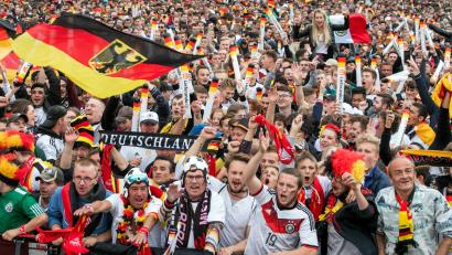 Symbolbild: Jens Büttner/dpa
Die Nerven liegen blank, die Emotionen gehen hoch. Die Bühne für die Fußballer ist beim Public-Viewing im Landkreis Schwandorf bereitet. Am Freitagabend kommt die Nagelprobe.