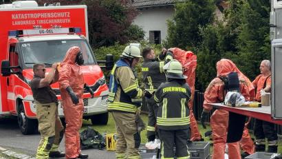 Bild: Matthias Bäumler
Einsatzkräfte der Feuerwehren sind dabei, das ausgetretene Bleichmittel im Seniorenheim in Waldershof zu entfernen.