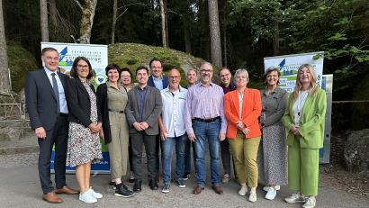 Bild: Jens Stenglein/exb
Sie freuen sich auf weitere gute Projekte für das Fichtelgebirge (von links): Wunsiedels Landrat Peter Berek, Astrid Köppel, Beisitzerin, Sabine Reichel-Fröhlich, Beisitzerin, Sybille Kießling, Beisitzerin, Dr. Felipe Wolff-Fabris, Beisitzer, Staatssekretär Martin Schöffel, Wolfgang Fuhrmann, stellvertretender Vorsitzender, Matthias Fischer, Beisitzer, Vorsitzender Frank Bauer, Geschäftsführer Ferdinand Reb, Claudia Heinz, stellvertretende Vorsitzende, Schriftführerin Andrea Reisinger und Beisitzerin Gisela Schwarz-Bäuml. (Nicht im Bild: Schatzmeister Simon Ruckdeschel und Beisitzer Thilo von Glass.)