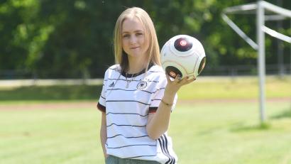 Bild: Gabi Schönberger
Die EM 2024 kann kommen: Julia Schönberger aus Weiden tanz bei der Eröffnungsshow am Freitag in München.