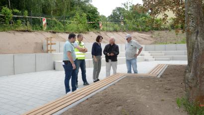 Bild: bey
Ein Blick auf den umgestalteten Pausenhof der Grundschule Luhe-Wildenau. Bürgermeister Sebastian Hartl (links) Schulleiterin Sandra Landgraf (Mitte) und Architekt Josef Schöberl (Zweiter von rechts) sehen sich noch einmal um, bevor die Kinder das Areal in Beschlags nehmen. Im Hintergrund sichtbar die zweistufige Böschungssicherung.