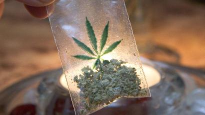 Symbolbild: picture alliance / dpa
Ein Mann wurde in Selb mit Marihuana in der Unterhose erwischt.