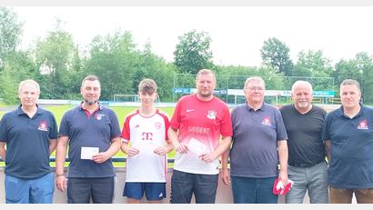 Bild: Stefan Schwarzmeier/exb
Glückwünsche an die Platzierten des Elfmeterschießens (von links): Stefan Posset (Organisator), Johannes Aigner (FW Weiherhammer), Timo Kraus (FC Haudanehm), Michael Stregl (Bayernfanclub Pirk), Hans Heibl (Vorsitzender Bayernfanclub Weiherhammer), Bürgermeister Ludwig Biller und Stefan Schwarzmeier (Organisator)
