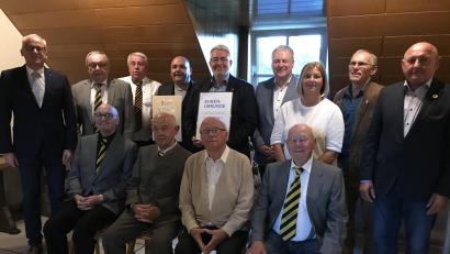 Bild: mma
Dem SV Hahnbach gratulierten (hinten von links) Bürgermeister Bernhard Lindner, Altbürgermeister Hans Kummert, Ehrenvorsitzender Jochen Henkel, Thomas Gebele, Thomas Graml, Landrat Richard Reisinger, Anneliese Hoffmann, Franz Kotz und Georg Götz zum 75. Geburtstag. Darüber freuten sich (vorne von links) Vorsitzender Hans Luber und die drei noch lebenden Gründungsmitglieder Hans Weber, Herbert Demleitner und Hans Horn.