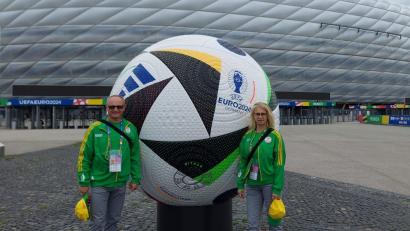 Bild: Nadler/privat
Alexander (links) und Evelyn Nadler vor der EM-Arena München.