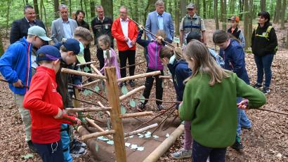 Bild: gf
Blätter angeln, dabei ging es darum, Buchen-, Eichen- oder Ahornblätter zu erkennen und an den richtigen Baum zu hängen, aber das war für die Drittklässler kaum ein Problem.