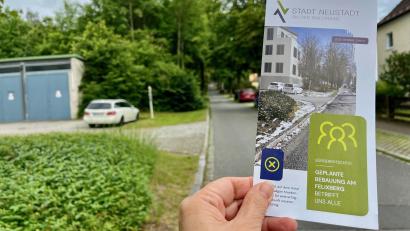Bild: Gabi Schönberger
Mit diesem Flyer wirbt die Stadt für ihre Pläne, auf dem Felixberg ein Baugebiet für Mehrfamilienhäuser einzurichten. Schon die Ansicht auf der Titelseite, deren derzeitiger Zustand im Hintergrund zu sehen ist, ist nach Ansicht der Bürgerinitiative irreführend.