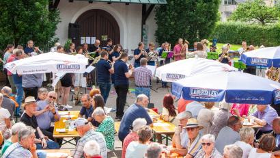 Bild: wgw
Zum 60. Jubiläum des Schwarzenfelder Posaunenchores bereiten die Partnerchöre des evangelischen Dekanats Sulzbach-Rosenberg dem Jubelchor mit seiner Leiterin Renate Oppelt ein buntes Ständchen als Geschenk.