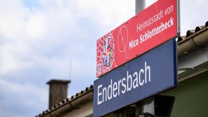 Bild: Tom Weller/dpa
Am Bahnhof in Endersbach hängt ein Schild mit der Aufschrift „Heimatstadt von Nico Schlotterbeck“.