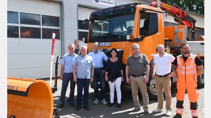 Bild: gf
Vertreter der Gemeinde Poppenricht und Lieferanten bei der Fahrzeugübergabe (von links): Bürgermeister Hermann Böhm, Florian Roth, Verwaltungsleiter Hartmut Gawlik, Andre Haase, 3. Bürgermeisterin Claudia Kammerl, Gemeinderat Andreas Kopf, René Leipnitz und Bauhofmitarbeiter Adam Prochota.