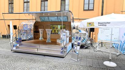 Bild: Bayerischer Landtag/exb
Das Bühnenfahrzeug des Bayerischen Landtags steht beim Bürgerfest am Sonntag, 16. Juni, in Tirschenreuth.