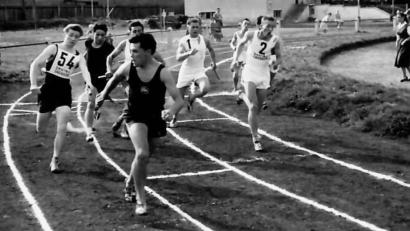 Archivbild: Archiv/DJK Amberg/Günter Haberland/exb
So sah 1950 die Aschenbahn direkt vor dem DJK-Sportheim bei einem Leichtathletik-Wettkampf aus.
