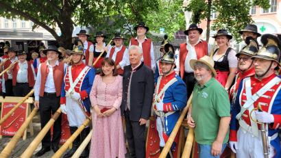 Bild: Markus Werner/exb
Die Großkonreuther Alphornbläser trafen beim Auftritt auf dem Münchner Stadtgründungsfest auch mit Oberbürgermeister Dieter Reiter (Mitte) zusammen.