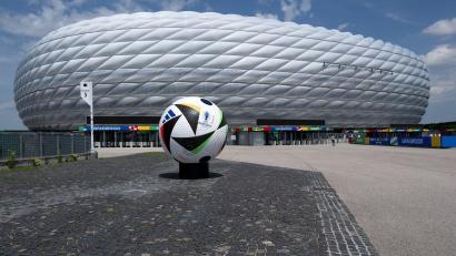 Bild: Sven Hoppe/dpa
Laut „Sportschau“ haben die Münchner Behörden die geplante Show mit Pyrotechnik vor dem Auftaktspiel genehmigt.