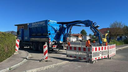 Bild:  Mit den Arbeiten ist die Firma Gehringer beauftragt. Ein Saugbagger für das Erdreich sorgt dafür, dass das Aufschneiden der Asphaltdecke auf das Nötigste begrenzt werden kann. Bild: Schlagenhaufer/exb
Gasleitung1
