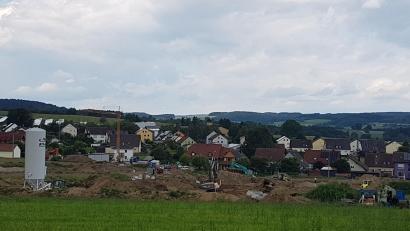 Bild: gi
Der Markt Moosbach nimmt eine große finanzielle Belastung auf sich, um die Erschließung im Neubaugebiet „Steinling III“ voranzutreiben. Die Arbeiten sind derzeit durch die örtliche Baufirma Hierold in vollem Gange.