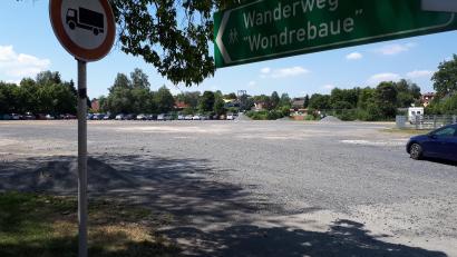 Bild: pz
Besucher des Egrensis-Freibads (im Hintergrund) in Waldsassen können den Festplatz nebenan nun weitestgehend als Parkfläche nutzen. In den vergangenen Monaten war auf dem Areal Aushubmaterial größerer Baustellen im Stadtgebiet gelagert.