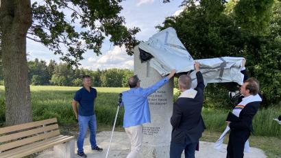 Bild: Markus Scharnagl/exb
Das Flurdenkmal enthüllten gemeinsam Bürgermeister Bernd Sommer, Stadtpfarrer Dr. Thomas Vogl und Pfarrer Andreas Kraft. Links Bauhof-Leiter Thomas Ernstberger, dessen Team die Vorarbeiten für die Platzierung der Corona-Säule übernommen hatte.