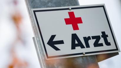 Bild: Tom Weller/dpa
Wo geht's hier bitte zum Arzt? Die bayerische Staatsregierung will die Quote für Landärzte erhöhen.