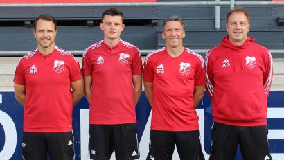 Bild: SC Luhe-Wildenau
SC-Cheftrainer Benjamin Urban (Zweiter von links) wird künftig von Stefan Grünauer (Zweiter von rechts) als Co-Trainer und Roland Frischholt (links) als Torwart-Trainer unterstützt, Sportlicher Leiter Armin Goschler (rechts) freut sich über die Zugänge im Trainerteam.