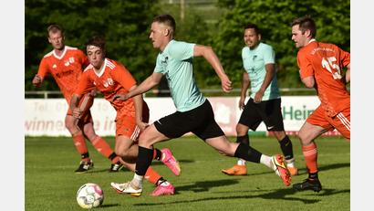 Bild: A. Schwarzmeier
Der SV Diendorf hatte sich über die Relegation den letzten Platz in der Kreisliga gesichert. Die Diendorfer spielen natürlich in der Kreisliga West und freuen sich auf viele Derbys. Das Bild zeigt den Diendorfer Matthias Plödt in Aktion im Relegationsspiel gegen Pemfling.