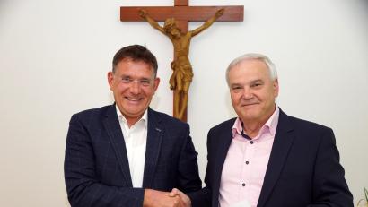 Bild: bkr
Dietmar Scherer (links) rückte für Josef Popp in den Gemeinderat nach. Die Eidesformel nahm ihm Bürgermeister Günter Kopp (rechts) ab.