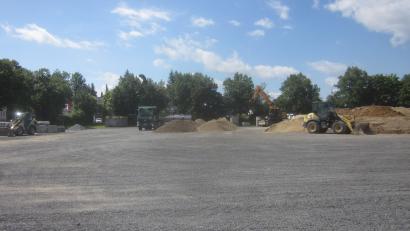 Bild: Josef Männer/exb
Vorübergehend dient der Festplatz in Waldsassen als Lagerstätte für Erdaushub sowie Baumaschinen und Container. Bis die Saison im Egrensis-Freibad richtig Fahrt aufnimmt und vermehrt Gäste aus Tschechien zu erwarten sind, könne die Fläche wieder als Parkplatz genutzt werden, heißt es aus dem Rathaus.