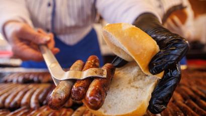 Bild: Daniel Karmann/dpa/Archiv
Nürnberger Rostbratwürste liegen in einem Brötchen.